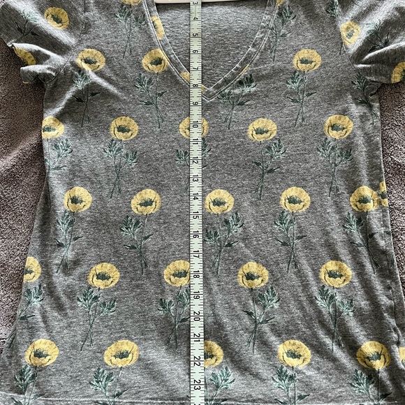 Beautiful Lucky Brand T-shirt.  Excellent condition - Picture 3 of 3